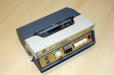 Un des tout premier magnétophone à cassette, ou à K7 évidemment Le  Philips EL 3302 de 1967 dans sa housse d'origine ! - Loulou et Gaga